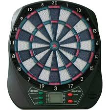 dartbord met pijlen
